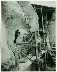 Mount_Rushmore construction 15.jpg